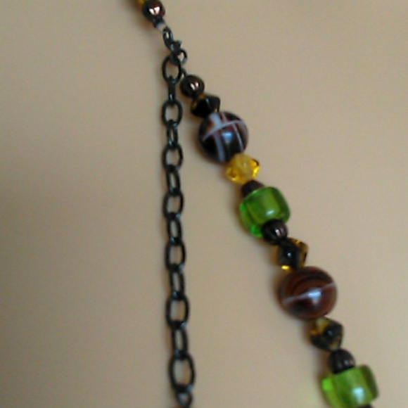 VINTAGE VERY LONG GLASS BEADED NECKLACE W/ LARGE GREEN DIAMOND CUT STONE - Picture 6 of 9